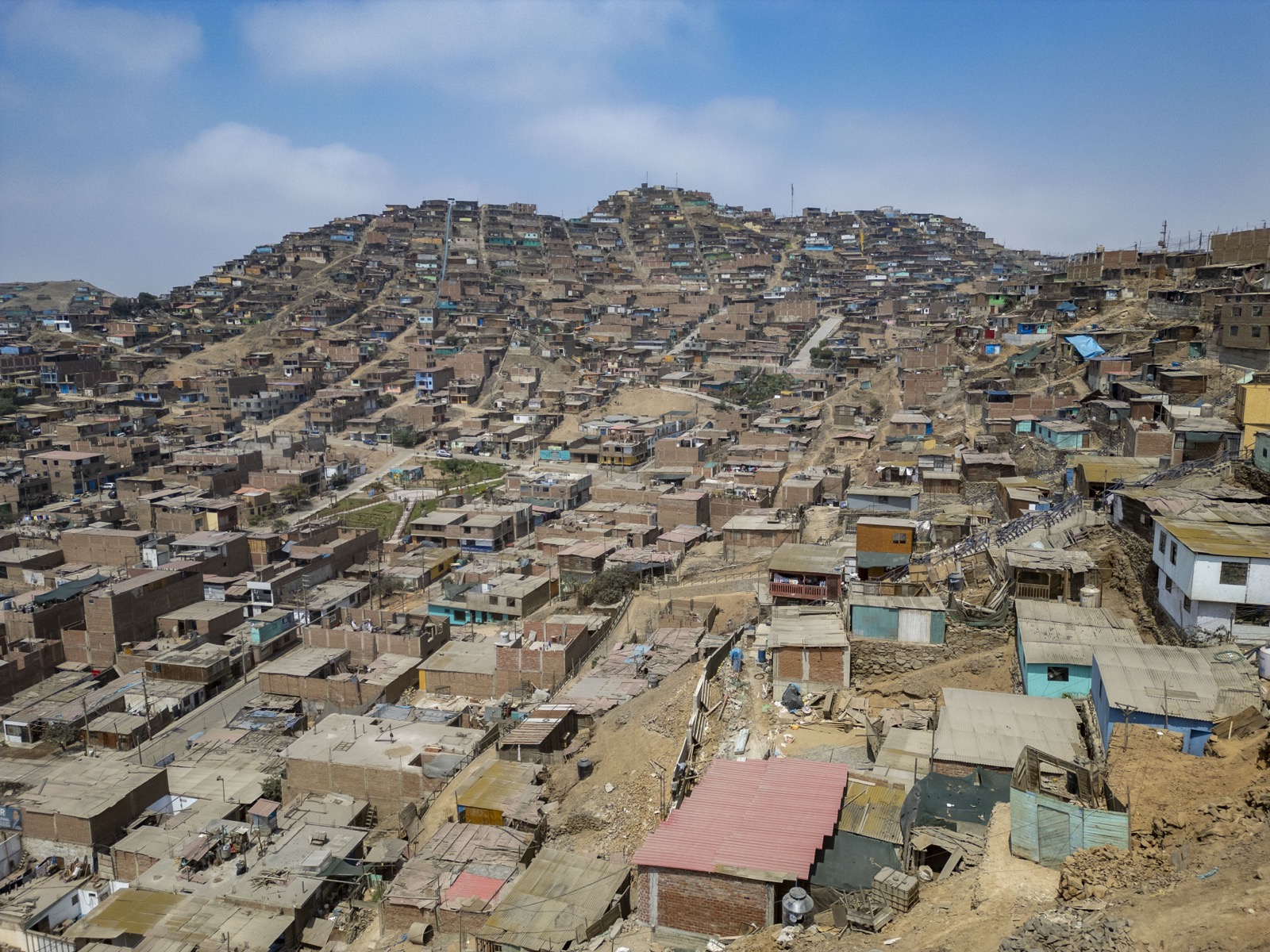 Vista a&eacute;rea de asentamiento humano en la periferia urbana