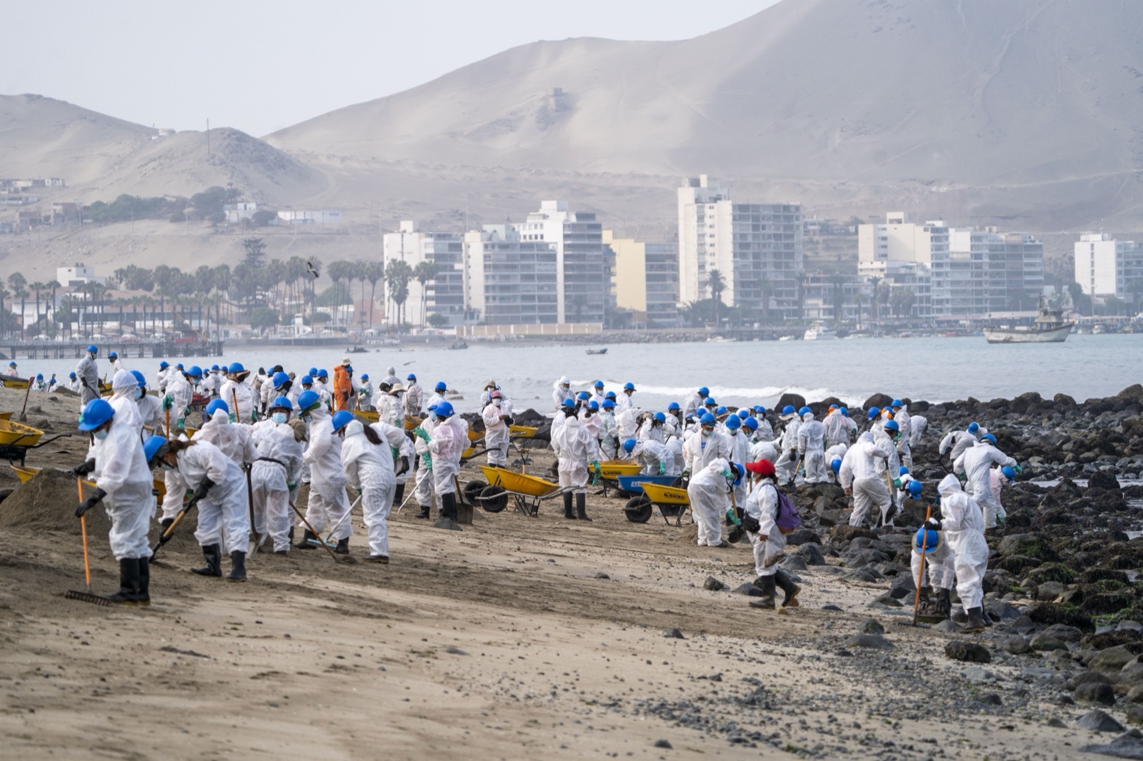 Trabajadores limpiando derrame de petróleo