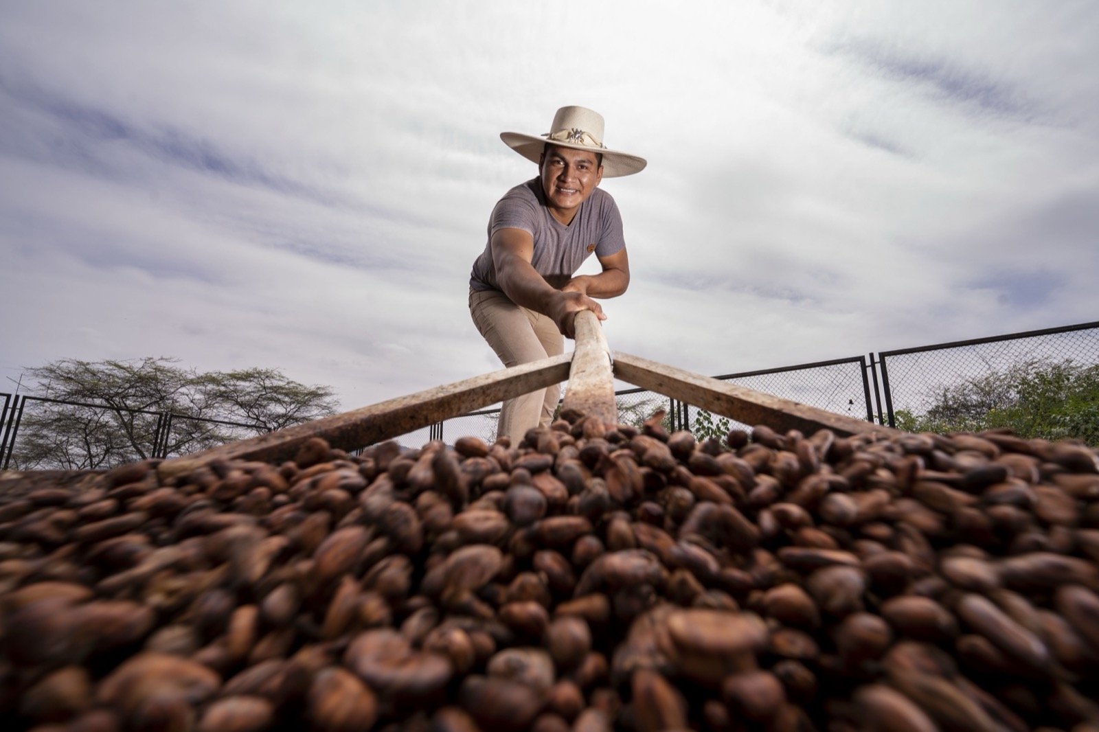 Joven con granos de cacao