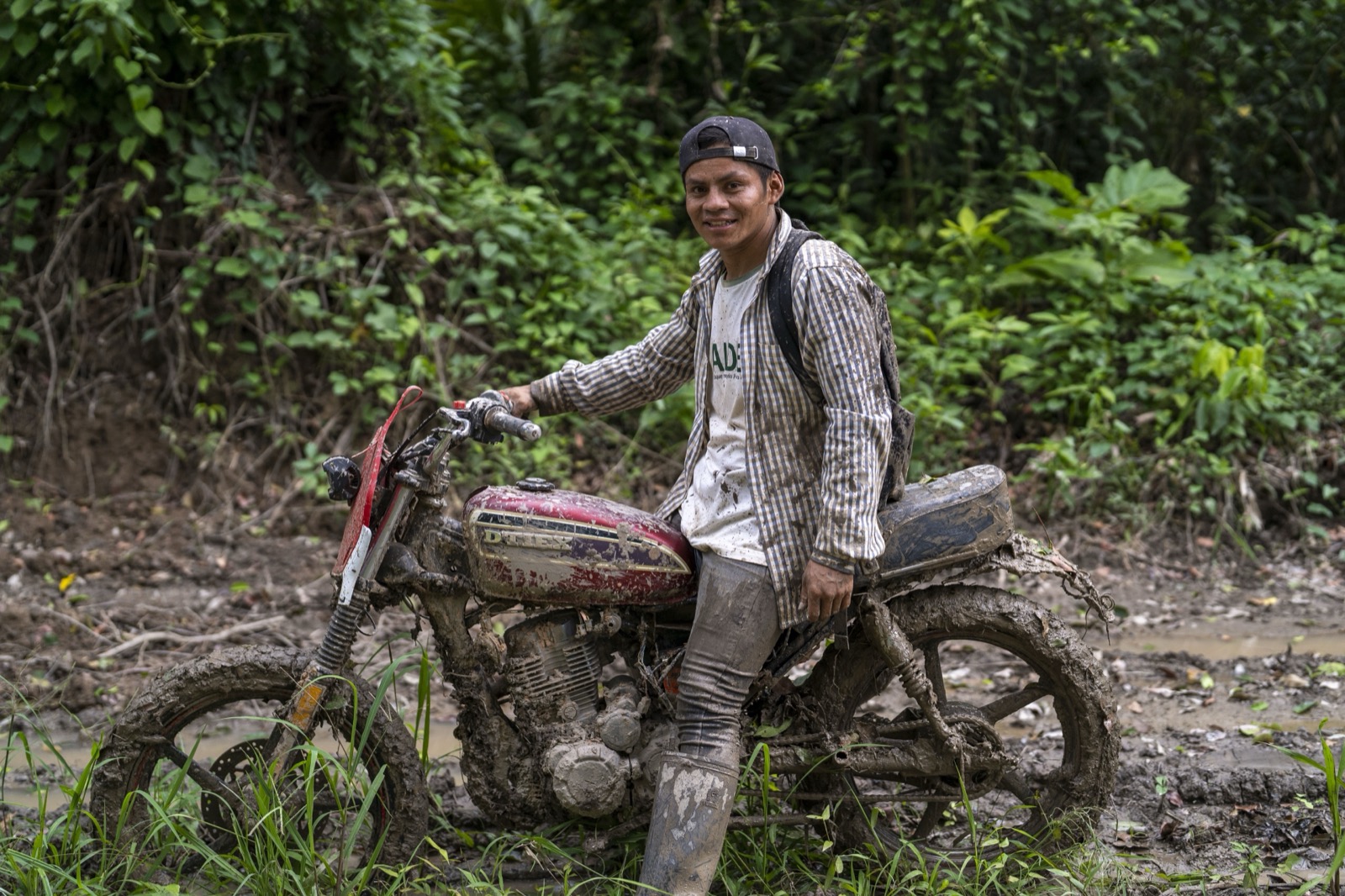 Joven en motocicleta en selva