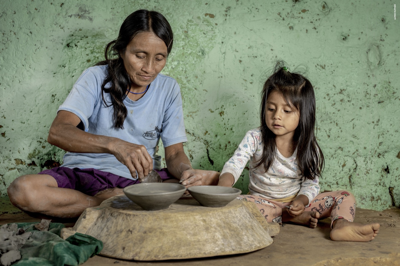 Madre e hija haciendo cerámica
