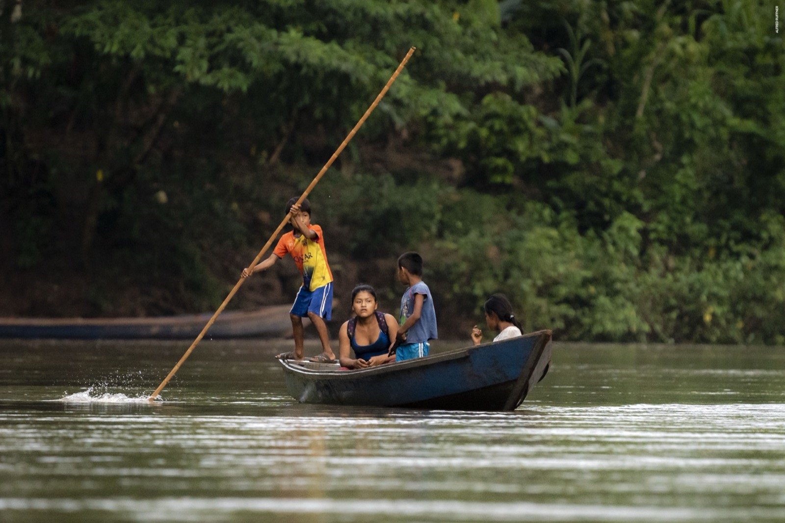 Niños navegando en bote