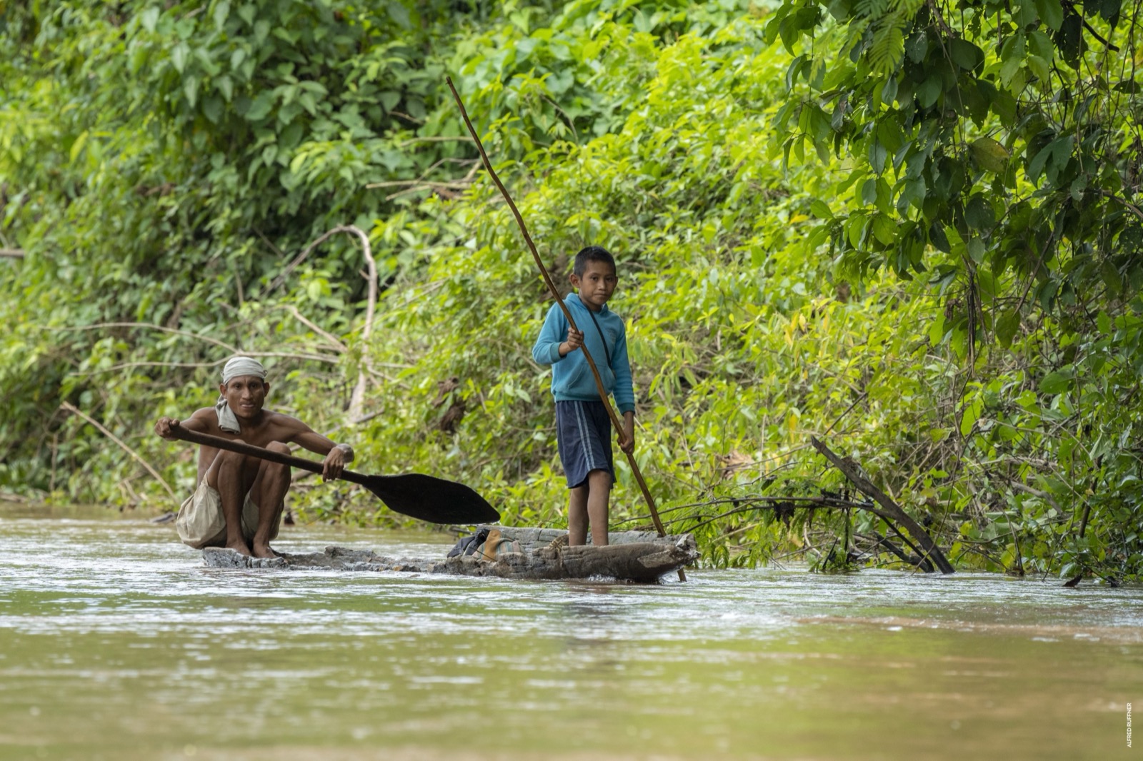 Padre e hijo en balsa