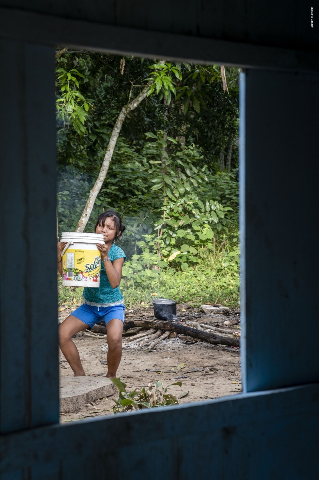 Niña indígena en ventana
