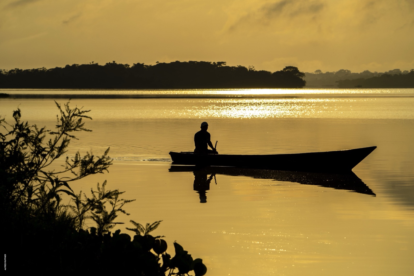Silueta en bote al atardecer