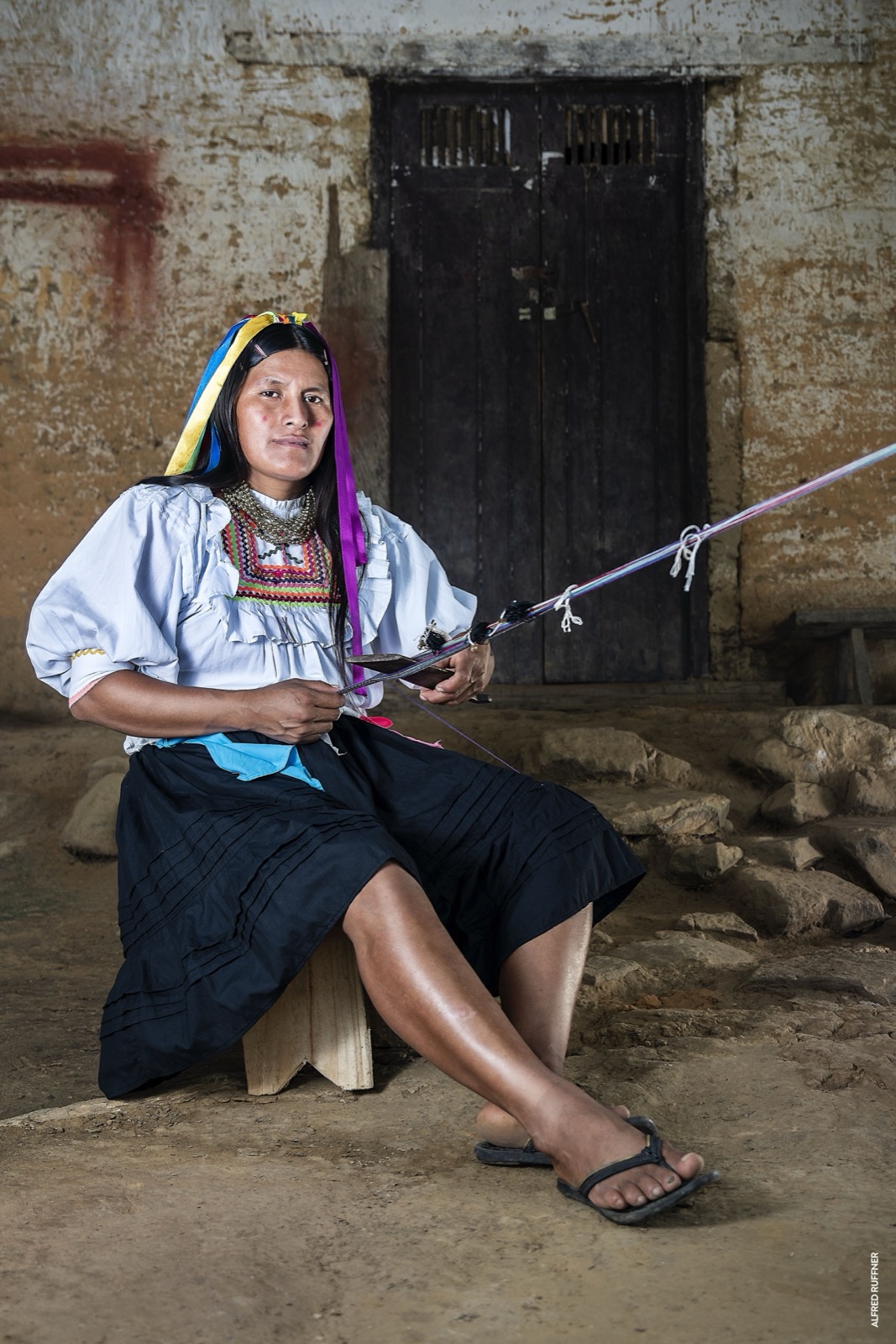 Mujer indígena tejiendo