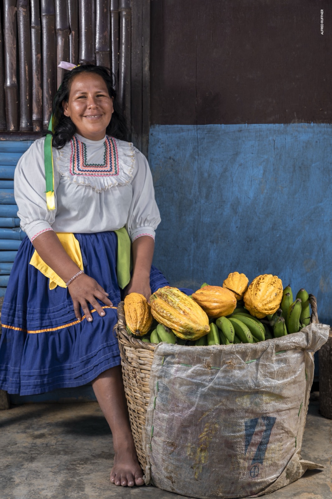 Mujer sonriente con cacao y plátanos
