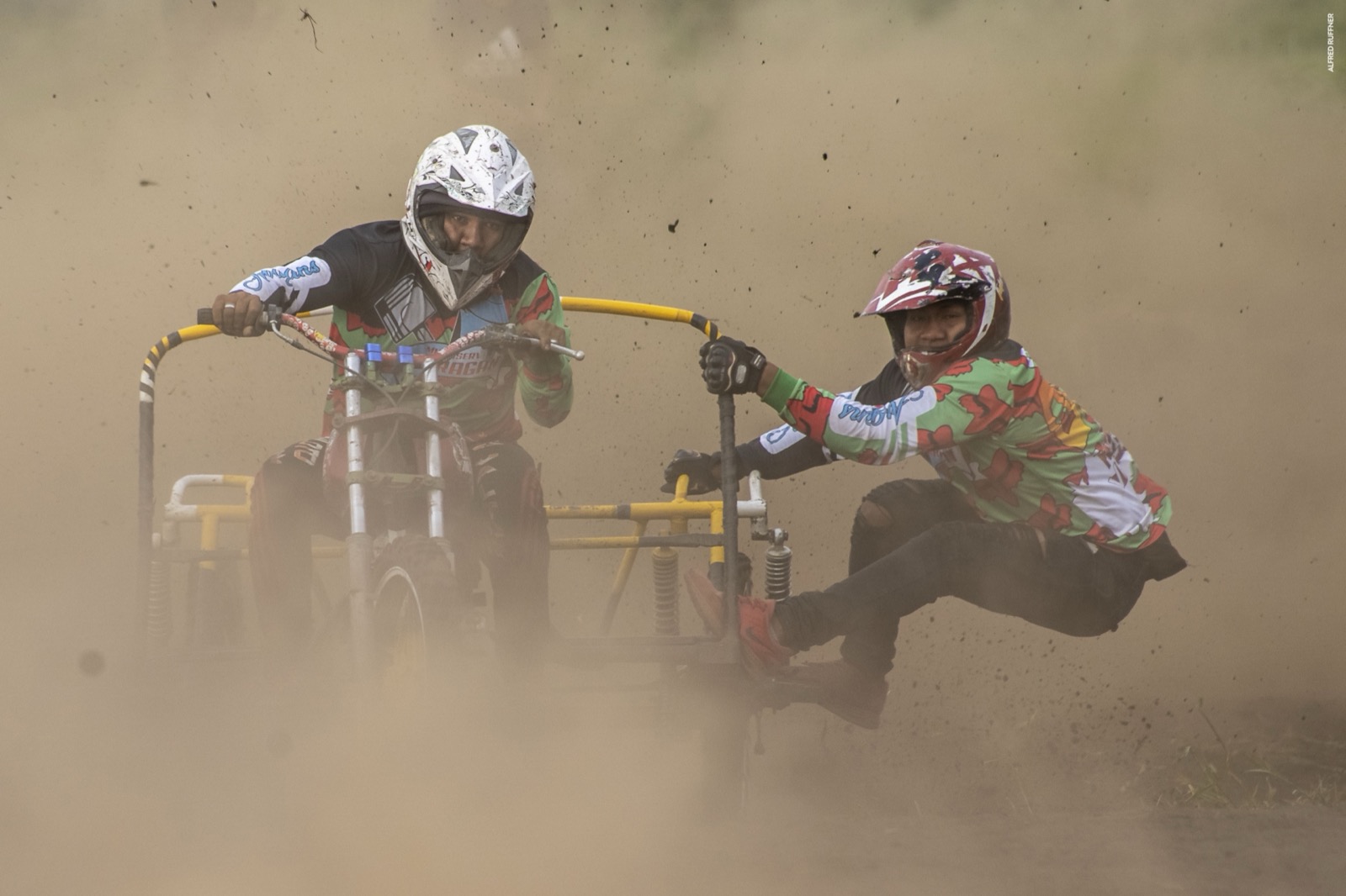 Motociclistas en carrera