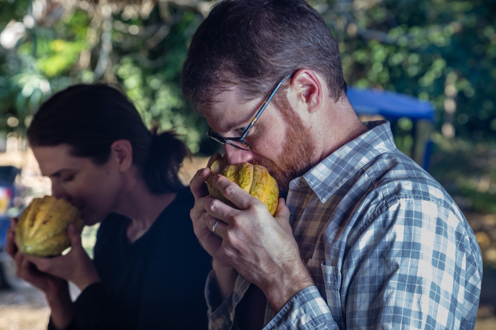 Hombre y mujer oliendo cacao