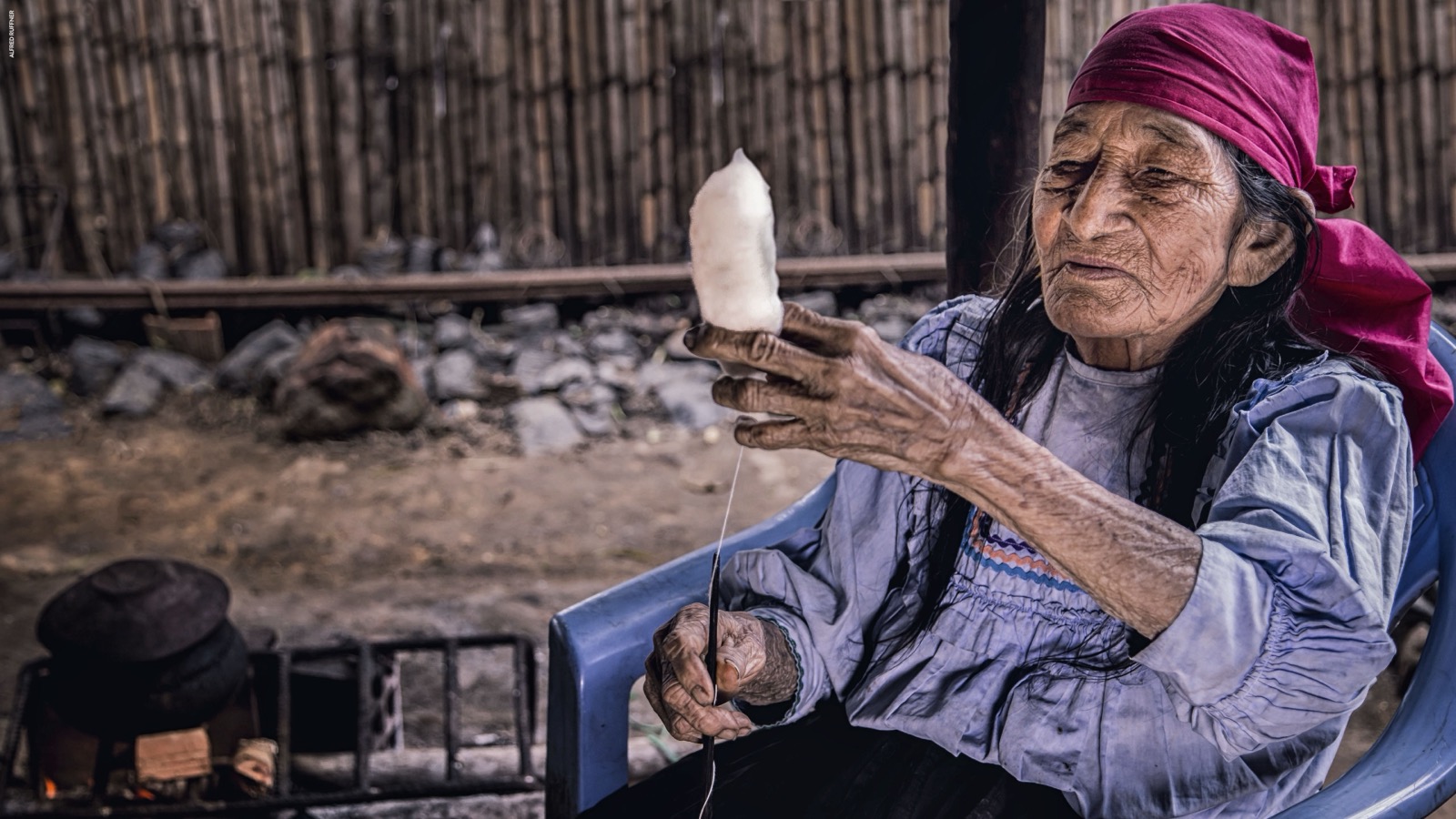 Anciana hilando algodón