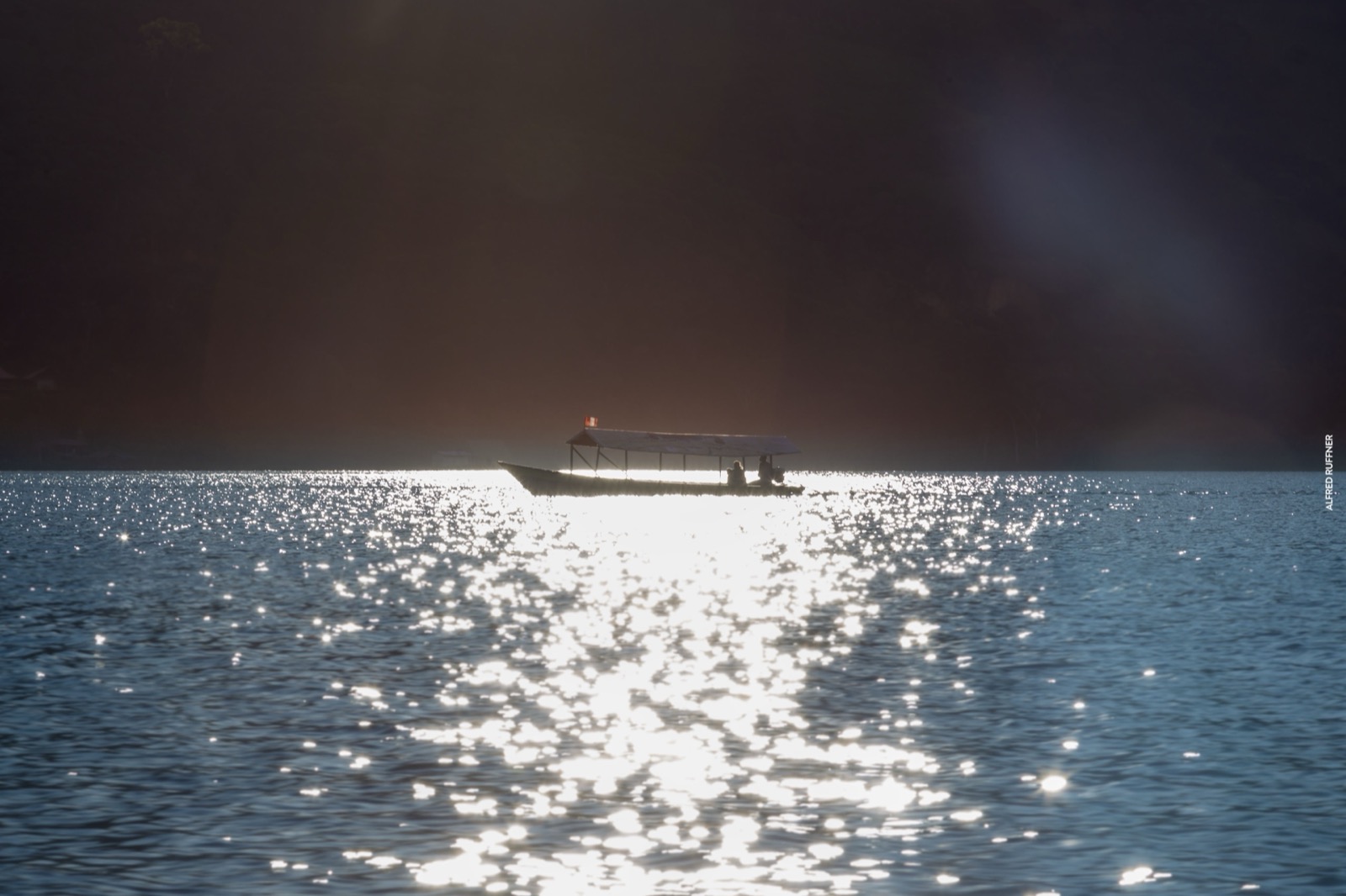 Bote en lago brillante