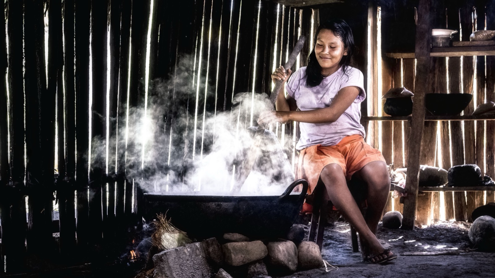 Niña cocinando en cocina tradicional