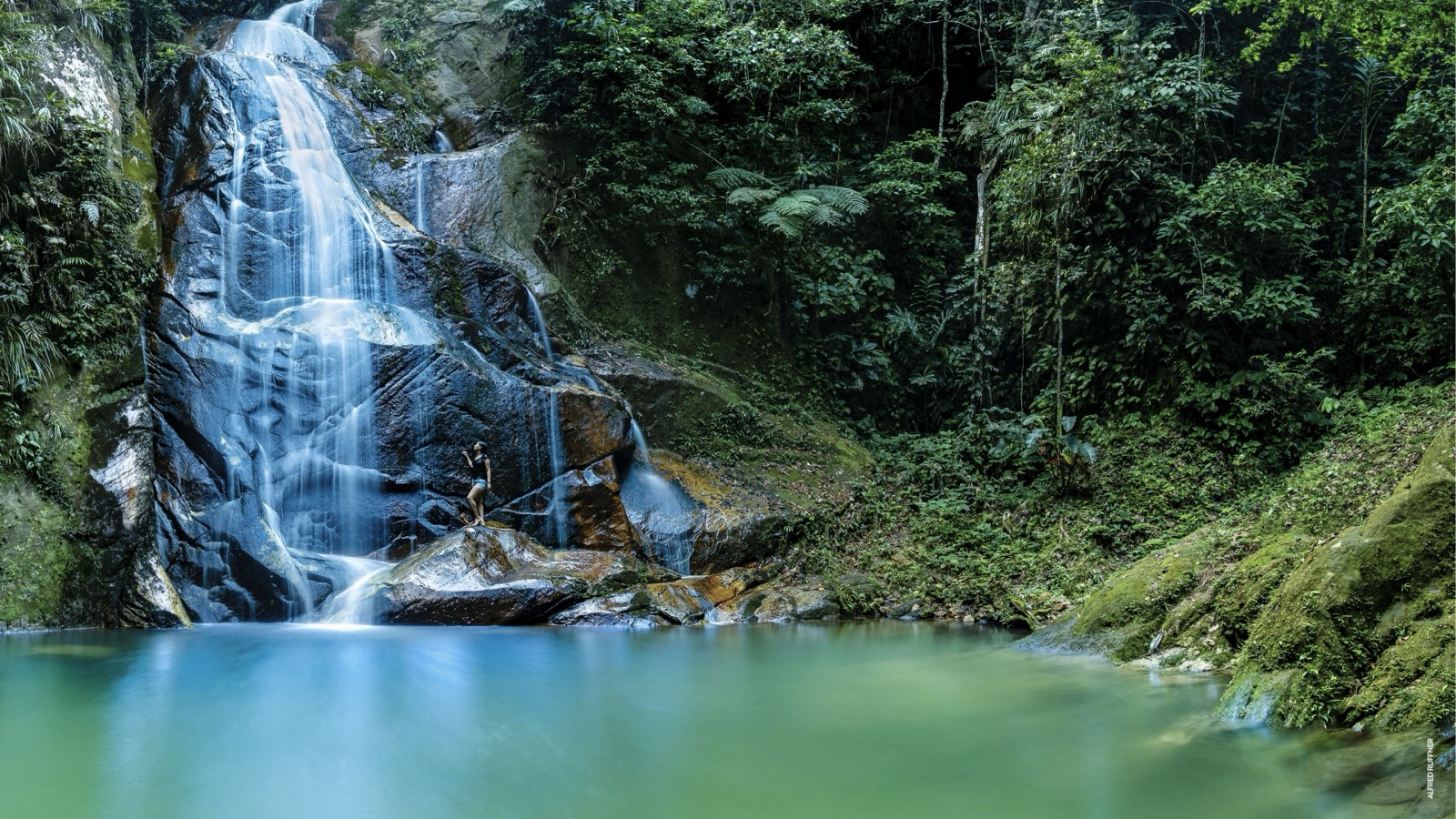 Cascada con poza turquesa