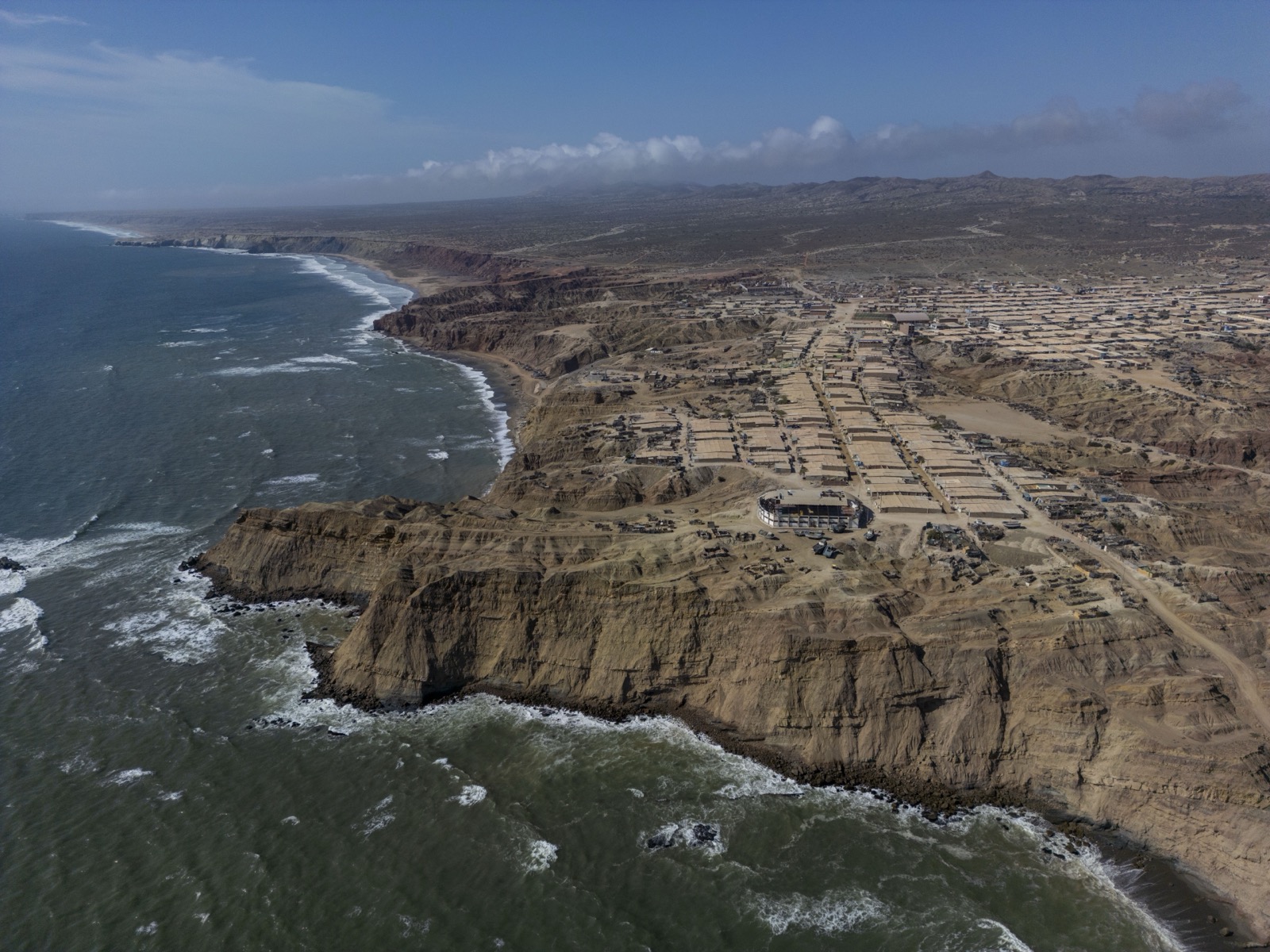 Vista aérea acantilados costeros