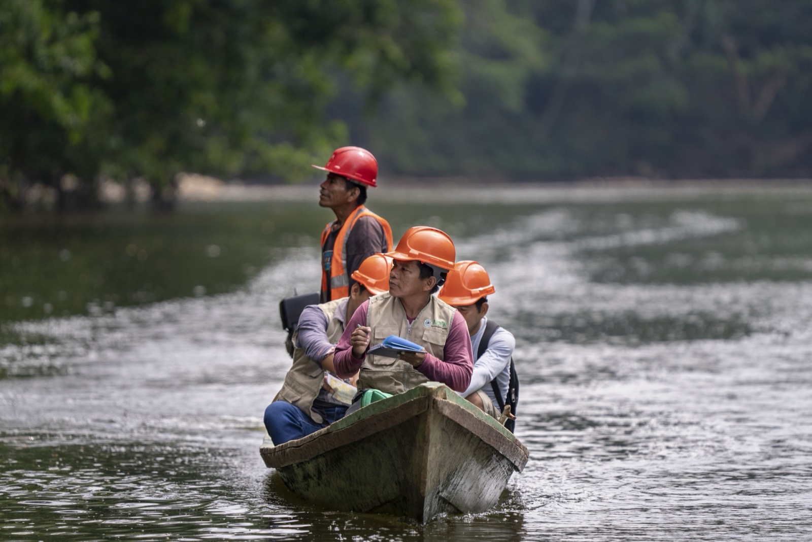Trabajadores en bote con cascos