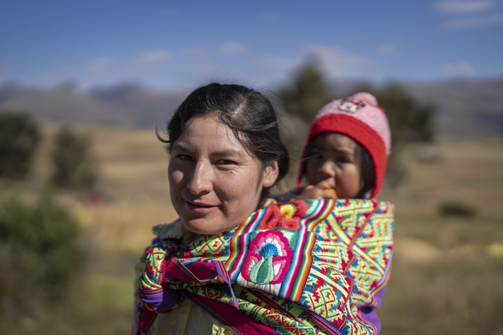 Madre andina cargando bebé
