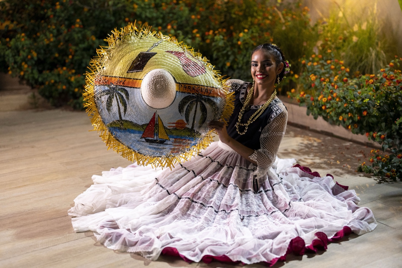 Bailarina tradicional con sombrero