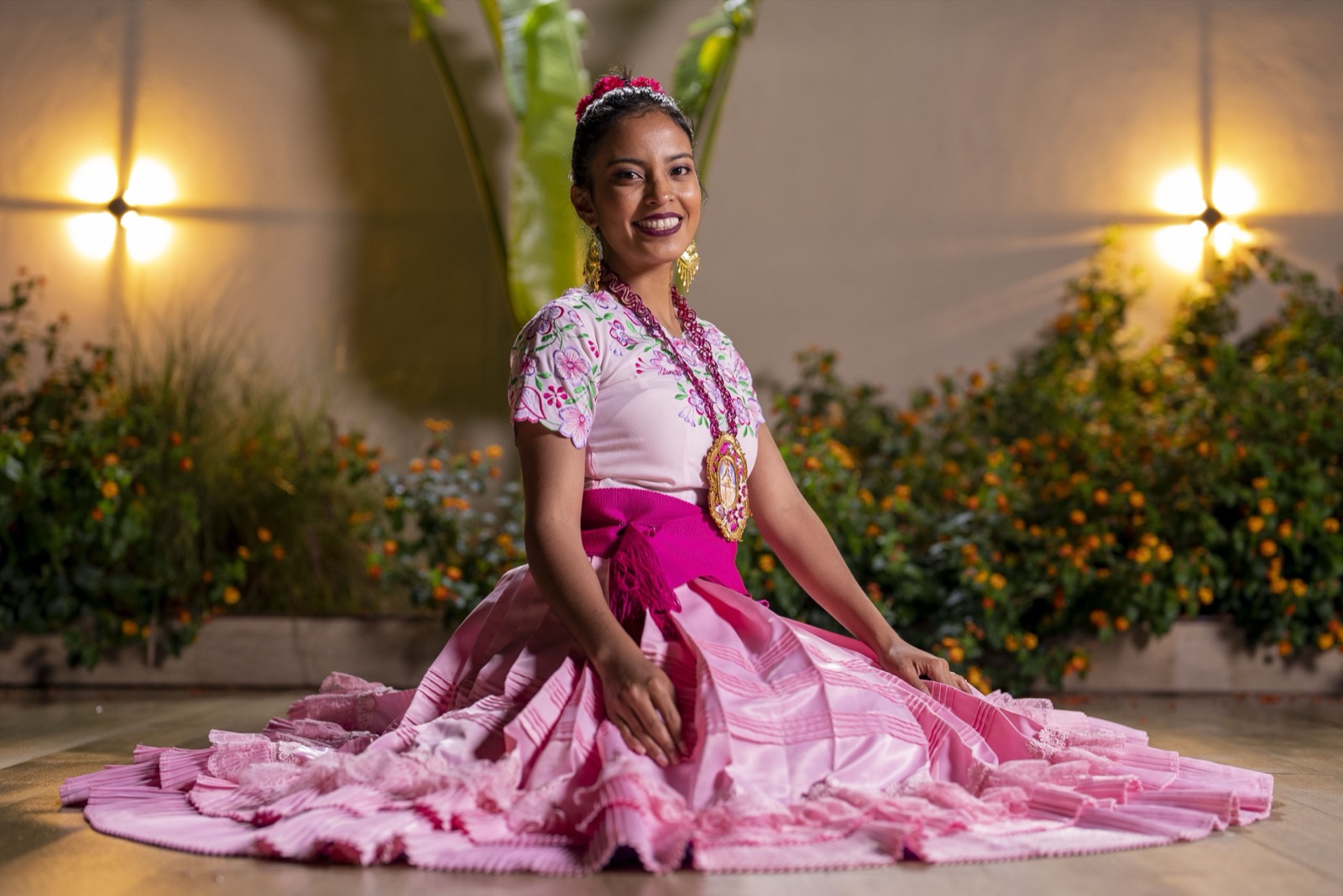 Joven con vestido tradicional rosado
