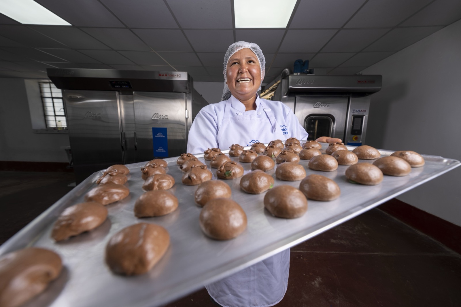 Mujer en panadería con pan de chocolate