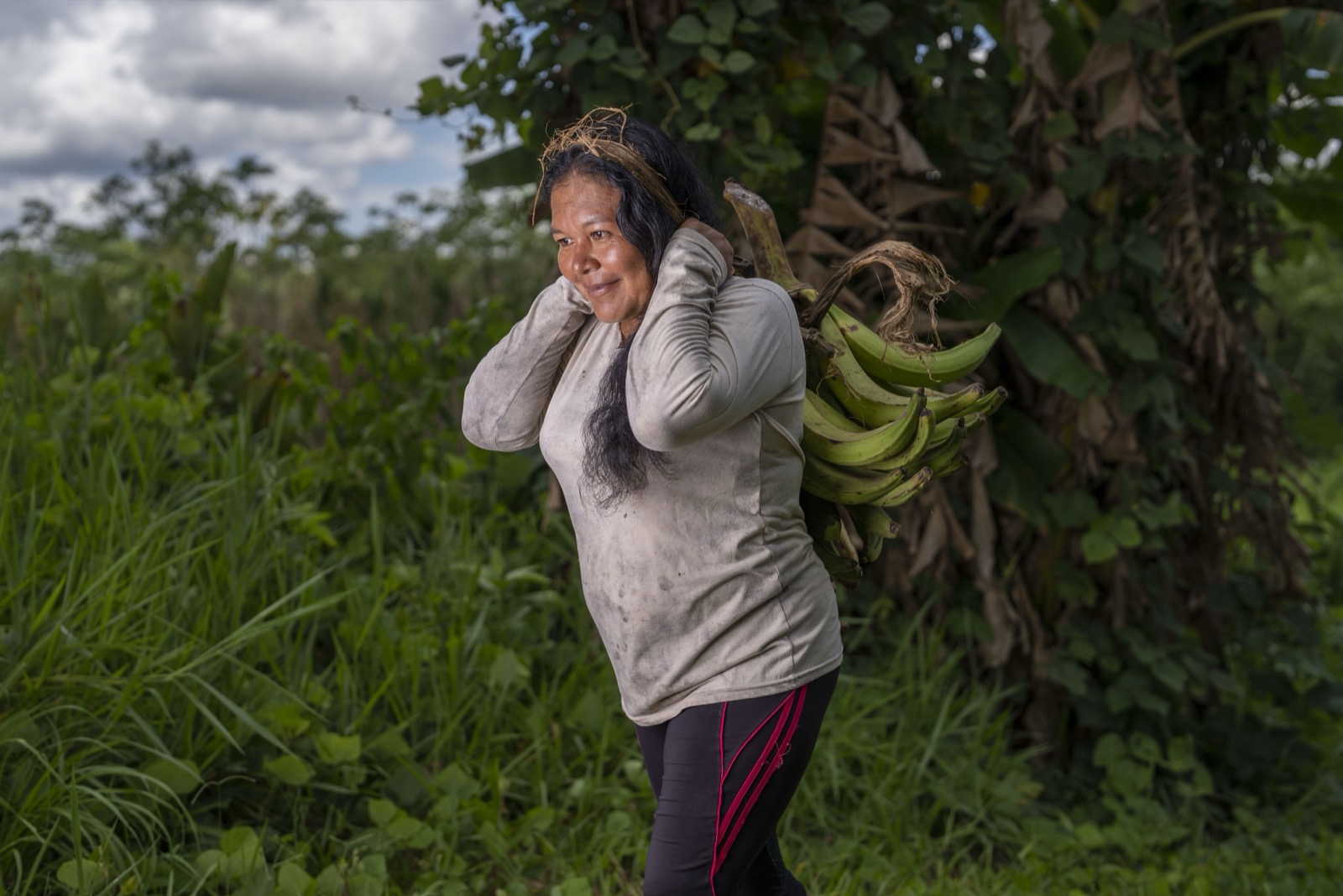 Mujer cargando plátanos