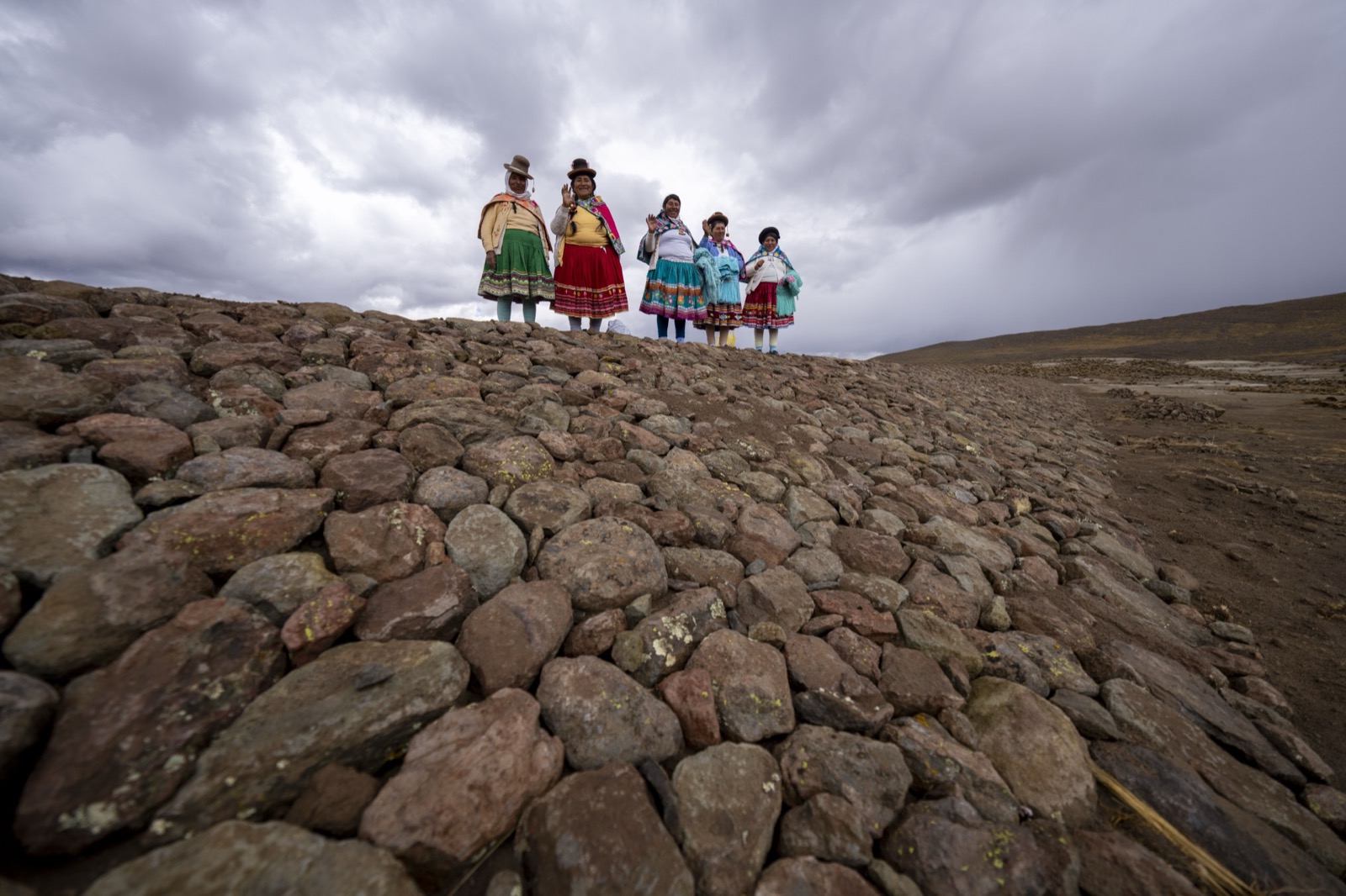 Mujeres andinas en traje tradicional