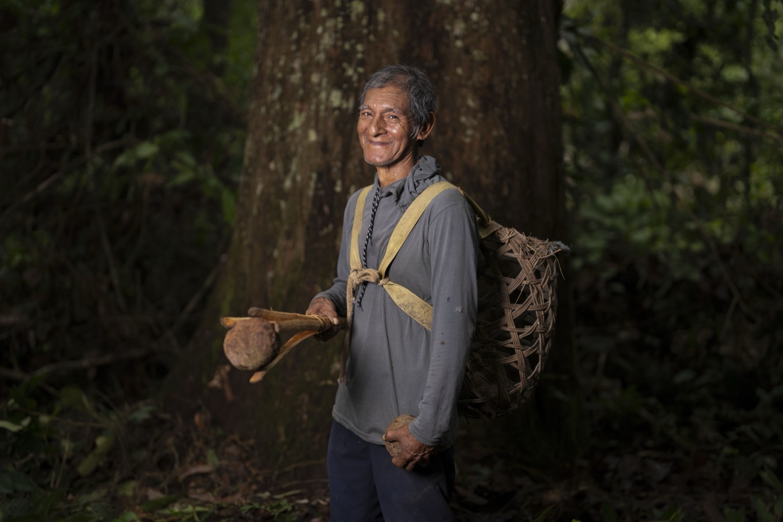 Hombre con canasta en bosque