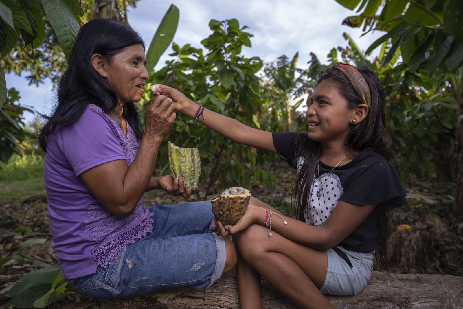 Madre e hija compartiendo cacao